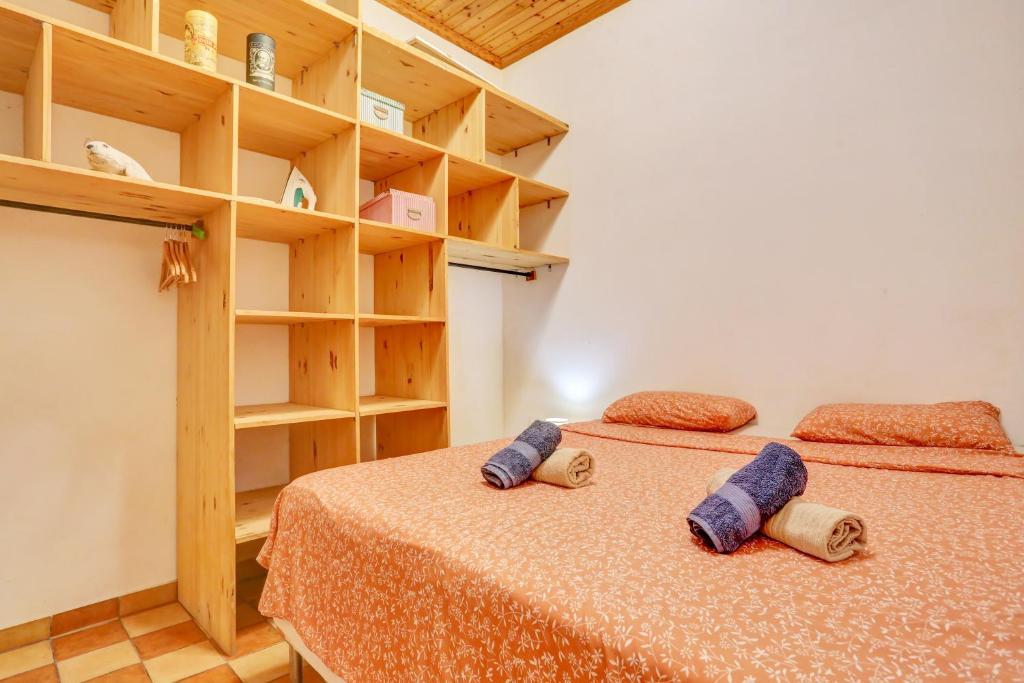 La Casa del Capitán - bedroom-wood-shelving-orange-bedspread